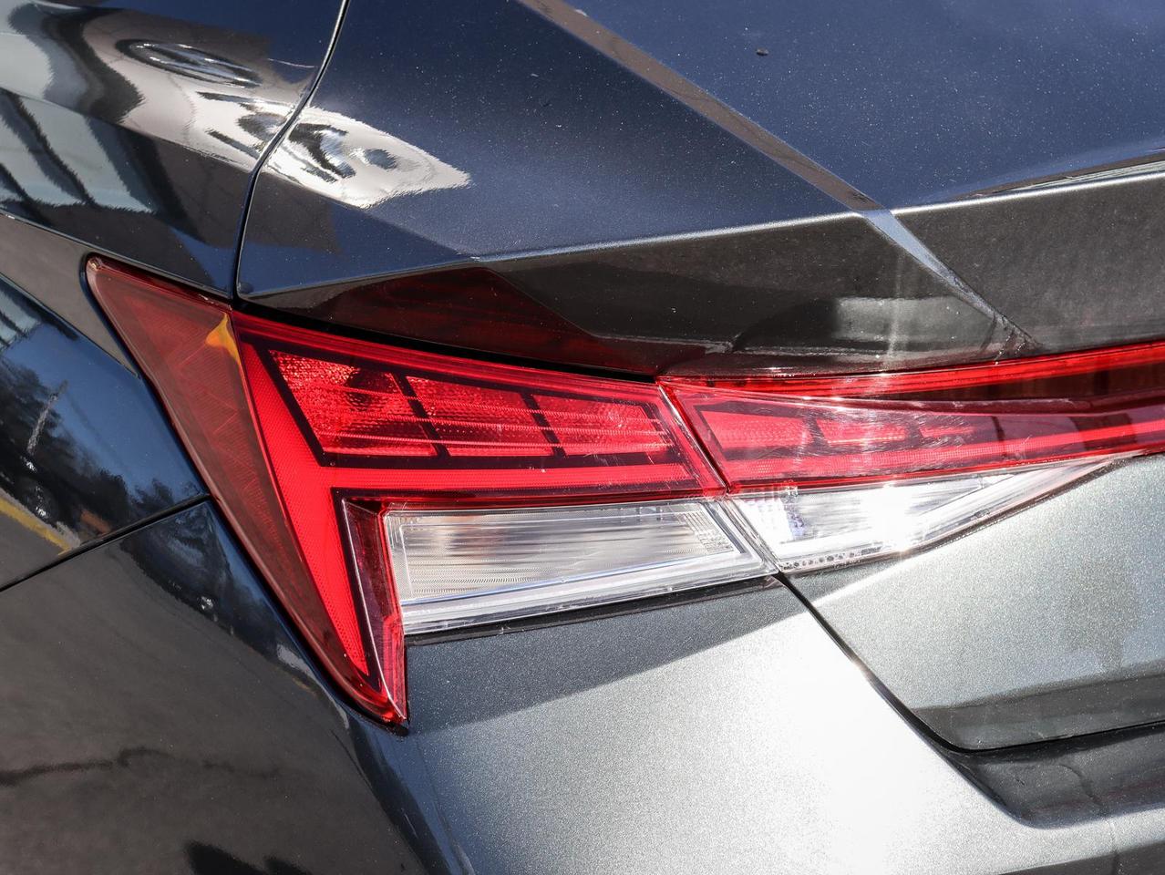 2022 Hyundai Elantra Ultimate Tech w/Two-Tone Interior 4dr Sedan Photo