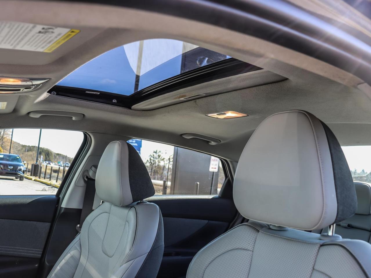 2022 Hyundai Elantra Ultimate Tech w/Two-Tone Interior 4dr Sedan Photo