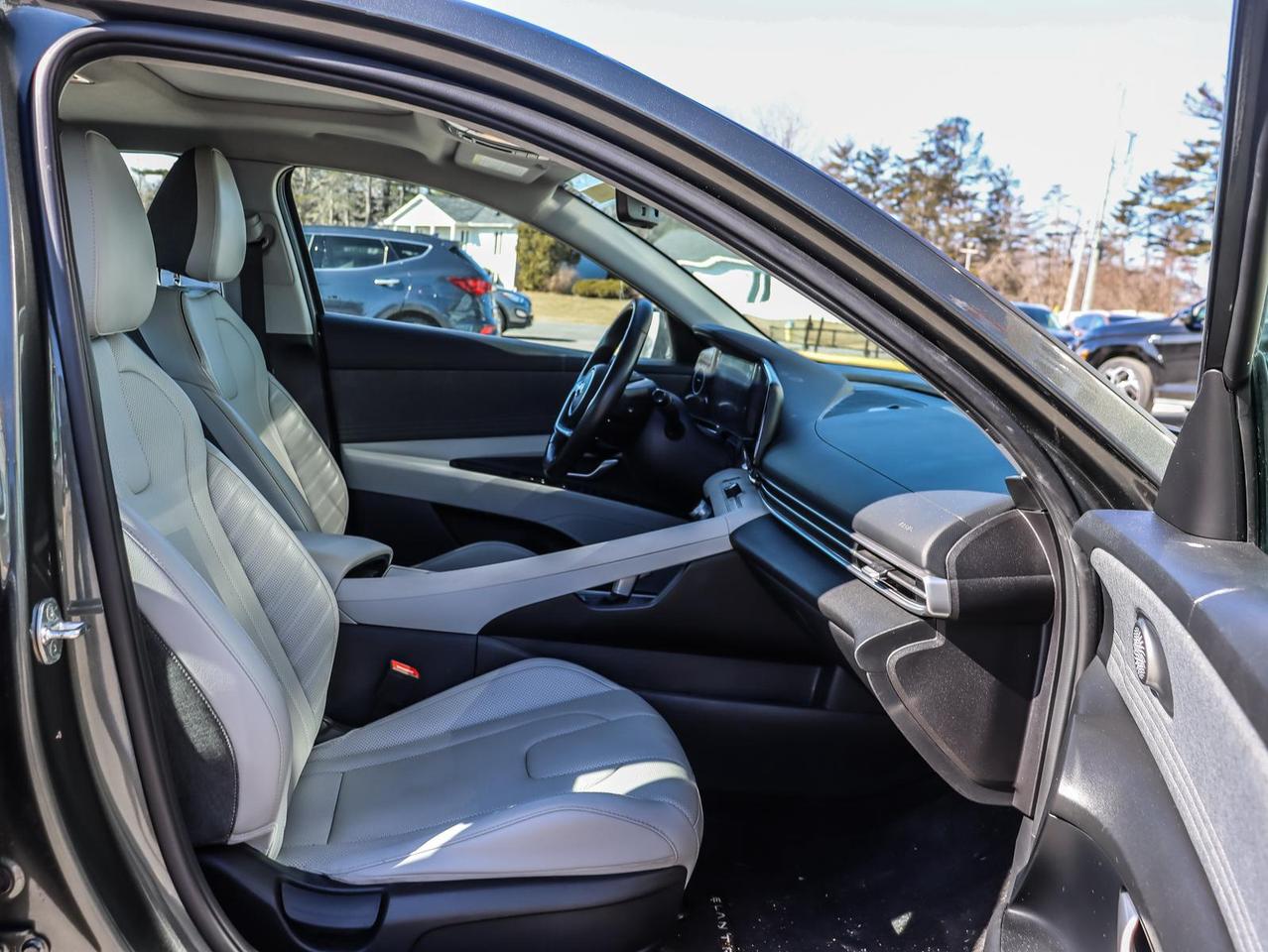 2022 Hyundai Elantra Ultimate Tech w/Two-Tone Interior 4dr Sedan Photo