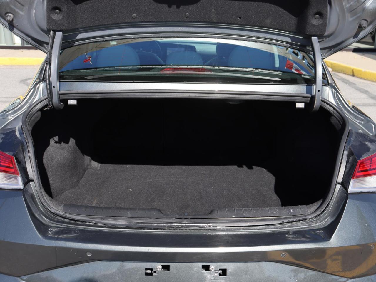 2022 Hyundai Elantra Ultimate Tech w/Two-Tone Interior 4dr Sedan Photo