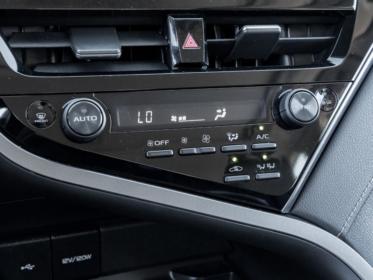 2022 Toyota Camry Hybrid SE 4dr Sedan Photo