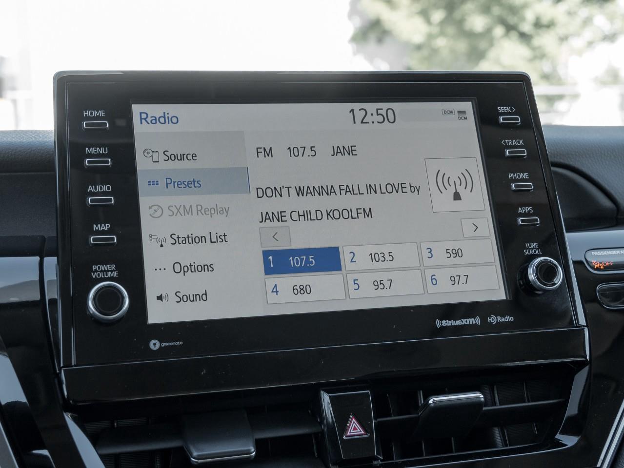 2022 Toyota Camry Hybrid SE 4dr Sedan Photo