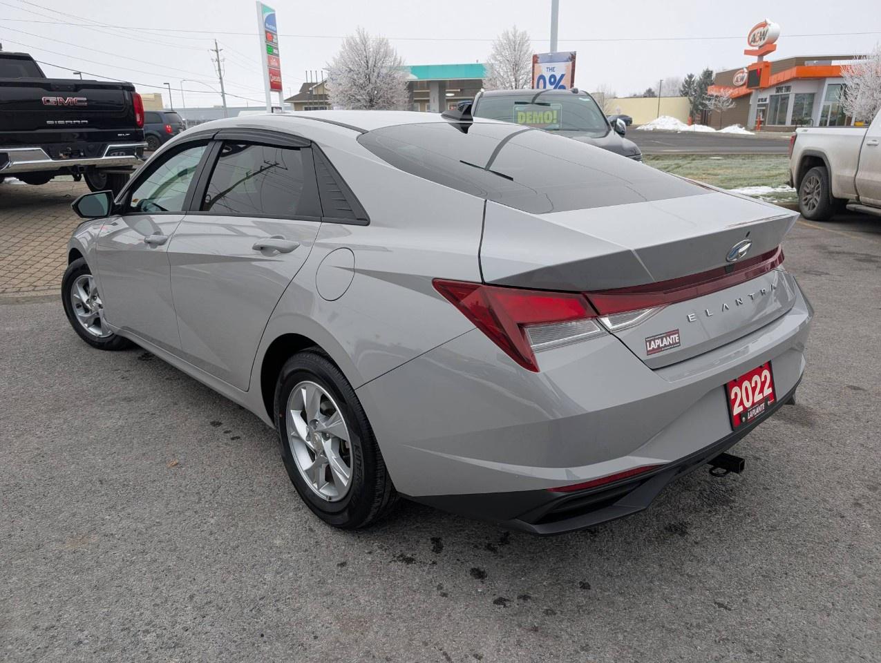 2022 Hyundai Elantra Essential IVT Photo