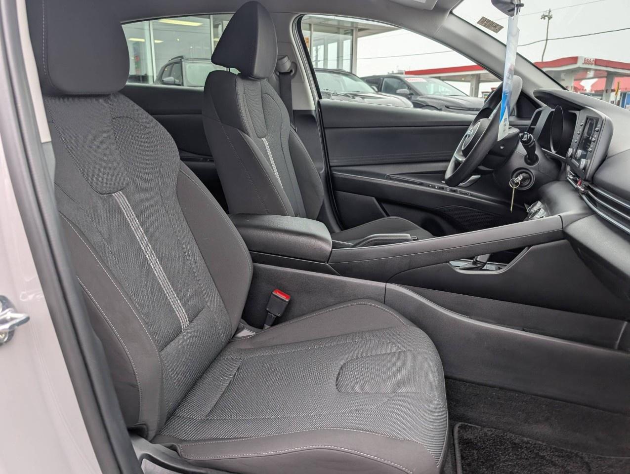 2022 Hyundai Elantra Essential IVT Photo