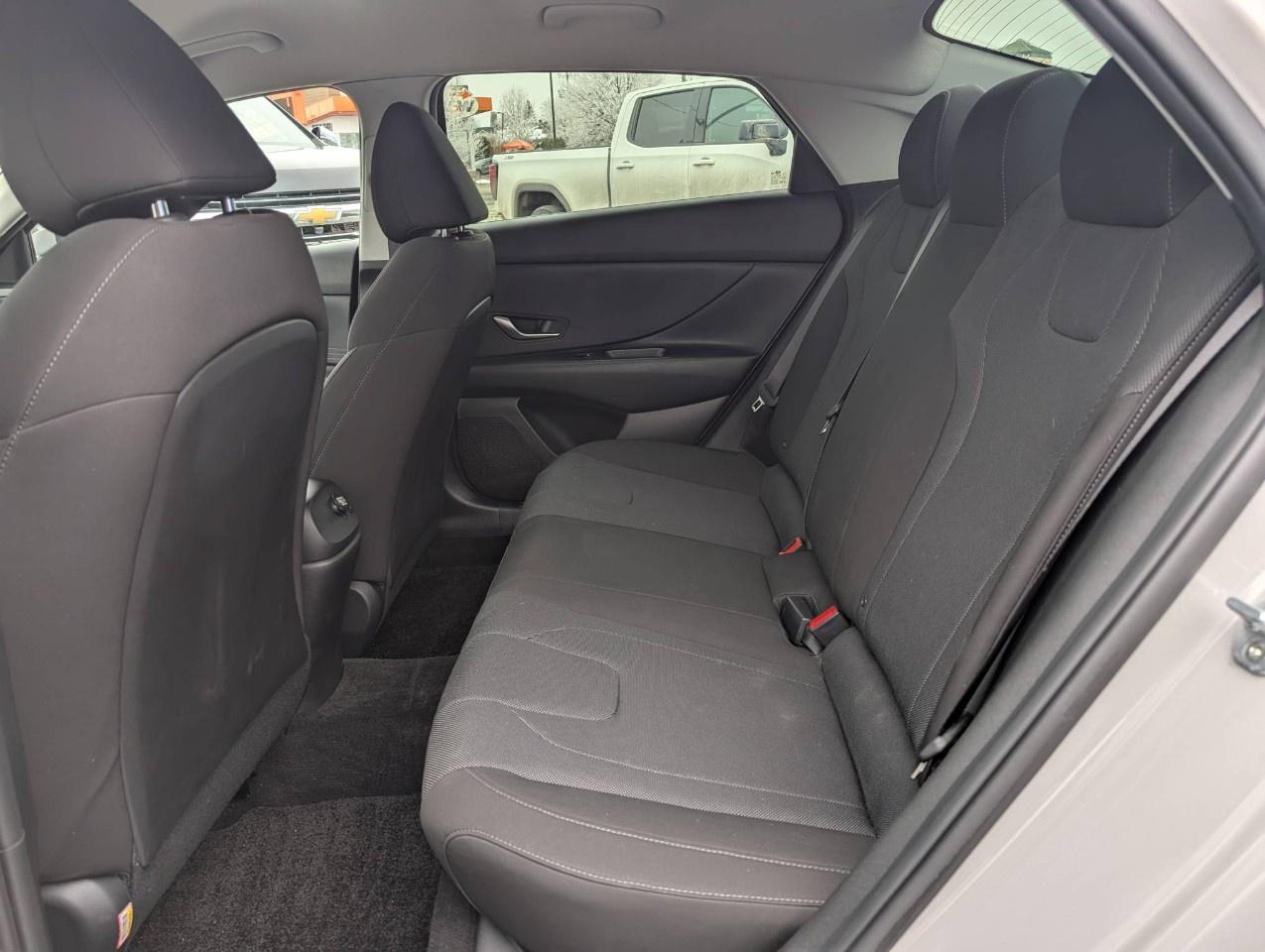 2022 Hyundai Elantra Essential IVT Photo