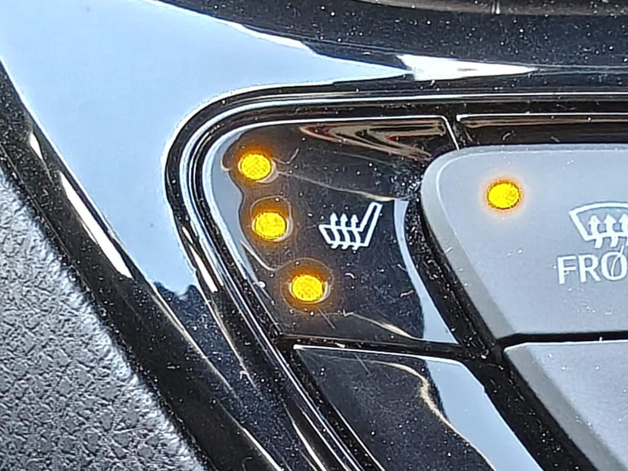 2018 Toyota C-HR XLE 4dr Front-Wheel Drive Sport Utility Photo4