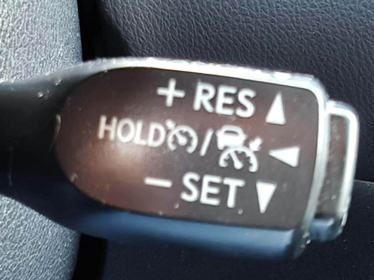 2018 Toyota C-HR XLE 4dr Front-Wheel Drive Sport Utility Photo