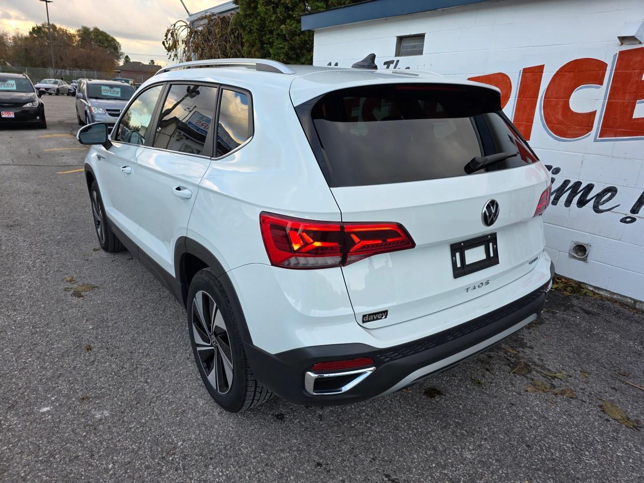 2024 Volkswagen Taos Comfortline 4dr All-Wheel Drive 4MOTION Photo