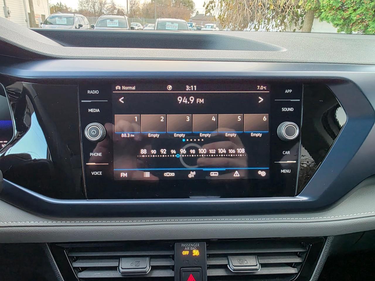 2024 Volkswagen Taos Comfortline 4dr All-Wheel Drive 4MOTION Photo