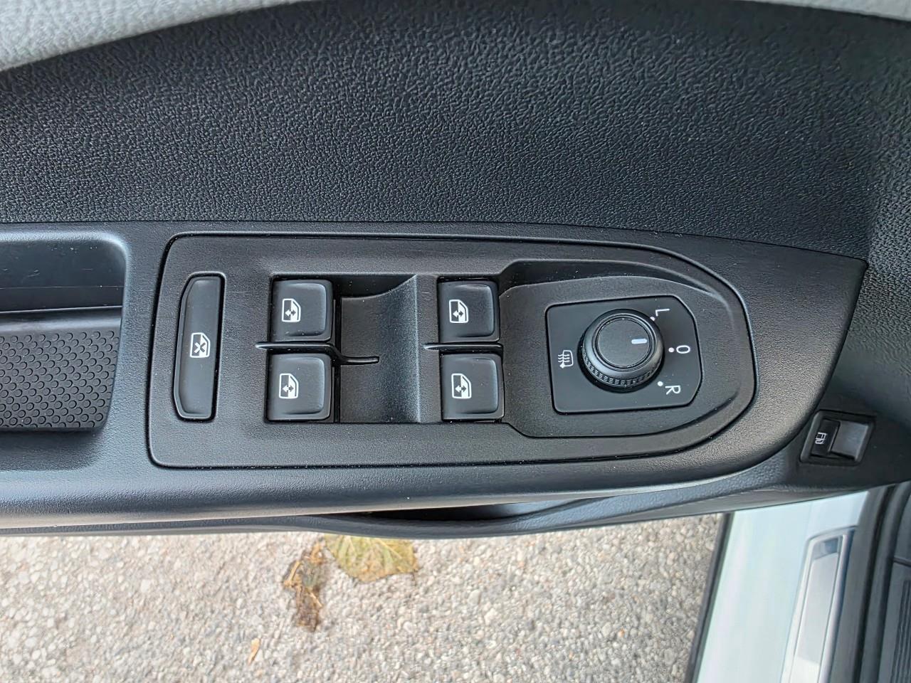 2024 Volkswagen Taos Comfortline 4dr All-Wheel Drive 4MOTION Photo