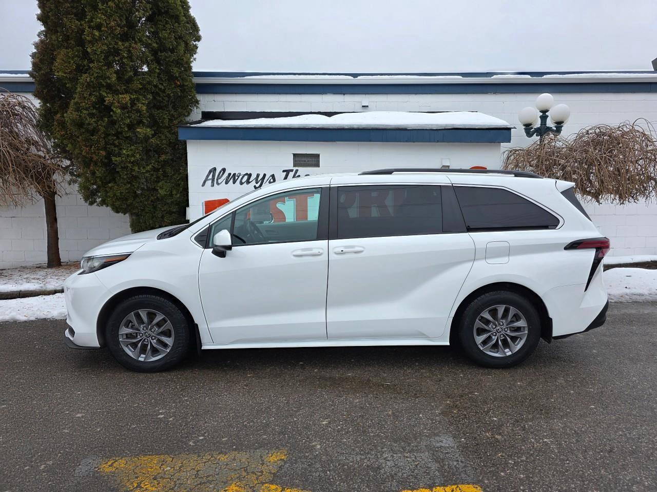 2022 Toyota Sienna LE 8-Passenger 4dr Front-Wheel Drive Passenger Van Photo