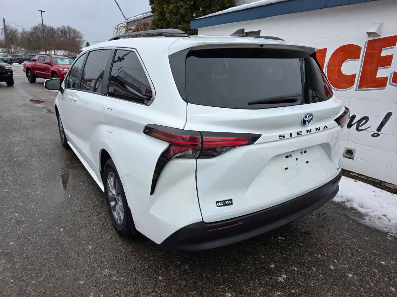2022 Toyota Sienna LE 8-Passenger 4dr Front-Wheel Drive Passenger Van Photo