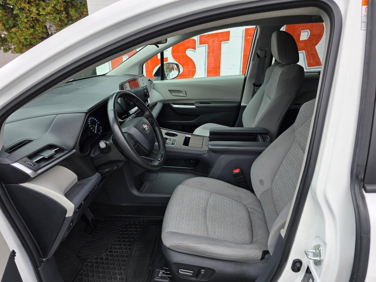 2022 Toyota Sienna LE 8-Passenger 4dr Front-Wheel Drive Passenger Van Photo