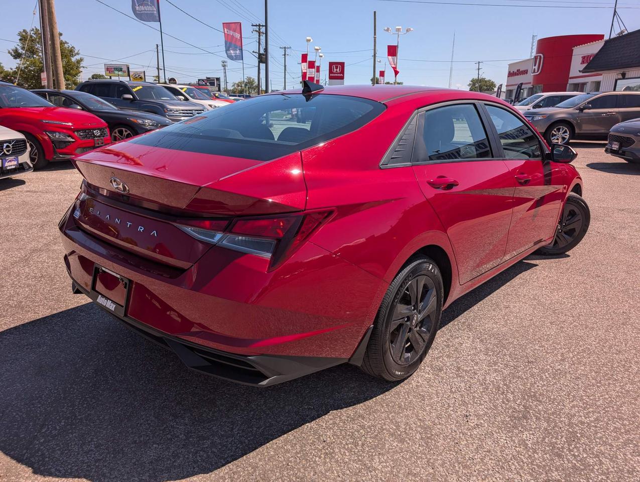 2022 Hyundai Elantra Preferred w/Sun & Tech Pkg 4dr Sedan Photo4