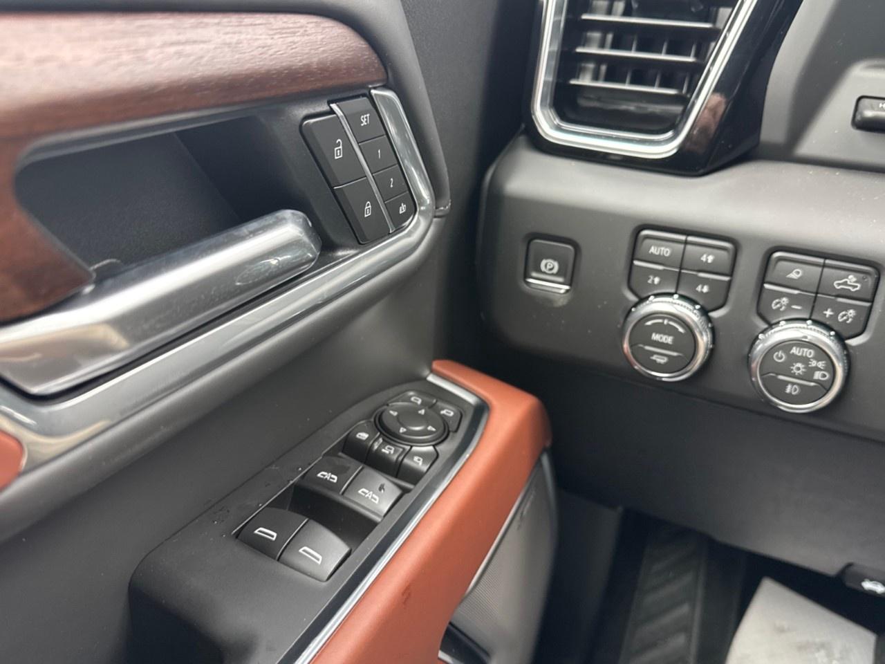 2026 GMC SIERRA 2500HD Crew Cab Standard Box 4-Wheel Drive Denali Ultimate Photo