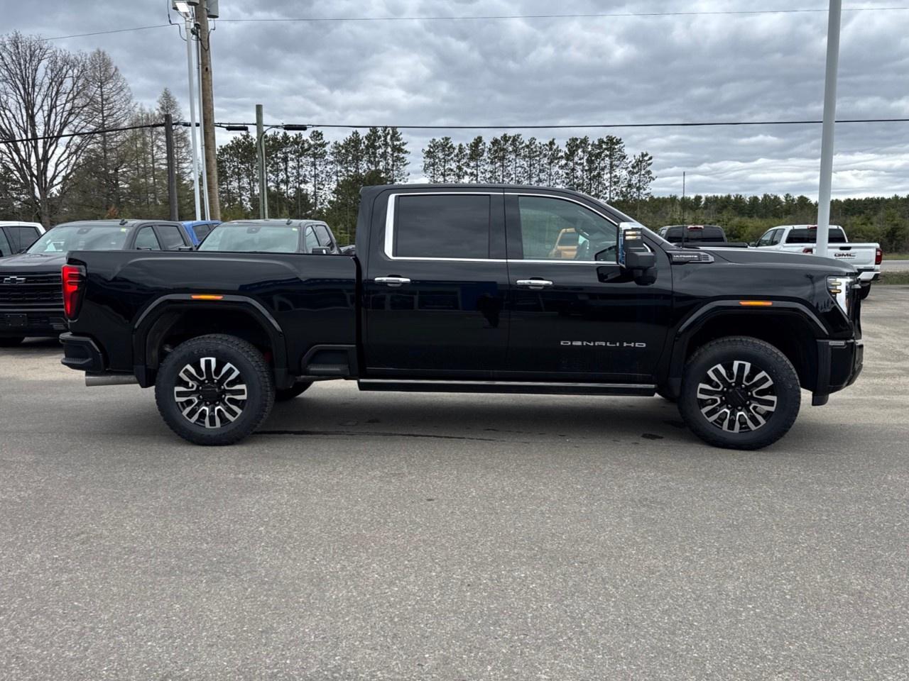 2026 GMC SIERRA 2500HD Crew Cab Standard Box 4-Wheel Drive Denali Ultimate Photo3
