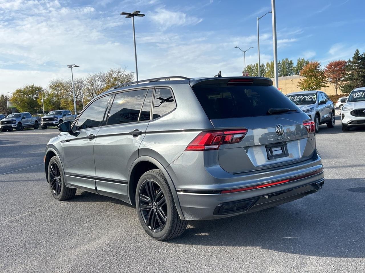 2022 Volkswagen Tiguan Comfortline R-Line Black Edition 4dr All-Wheel Drive 4MOTION Photo