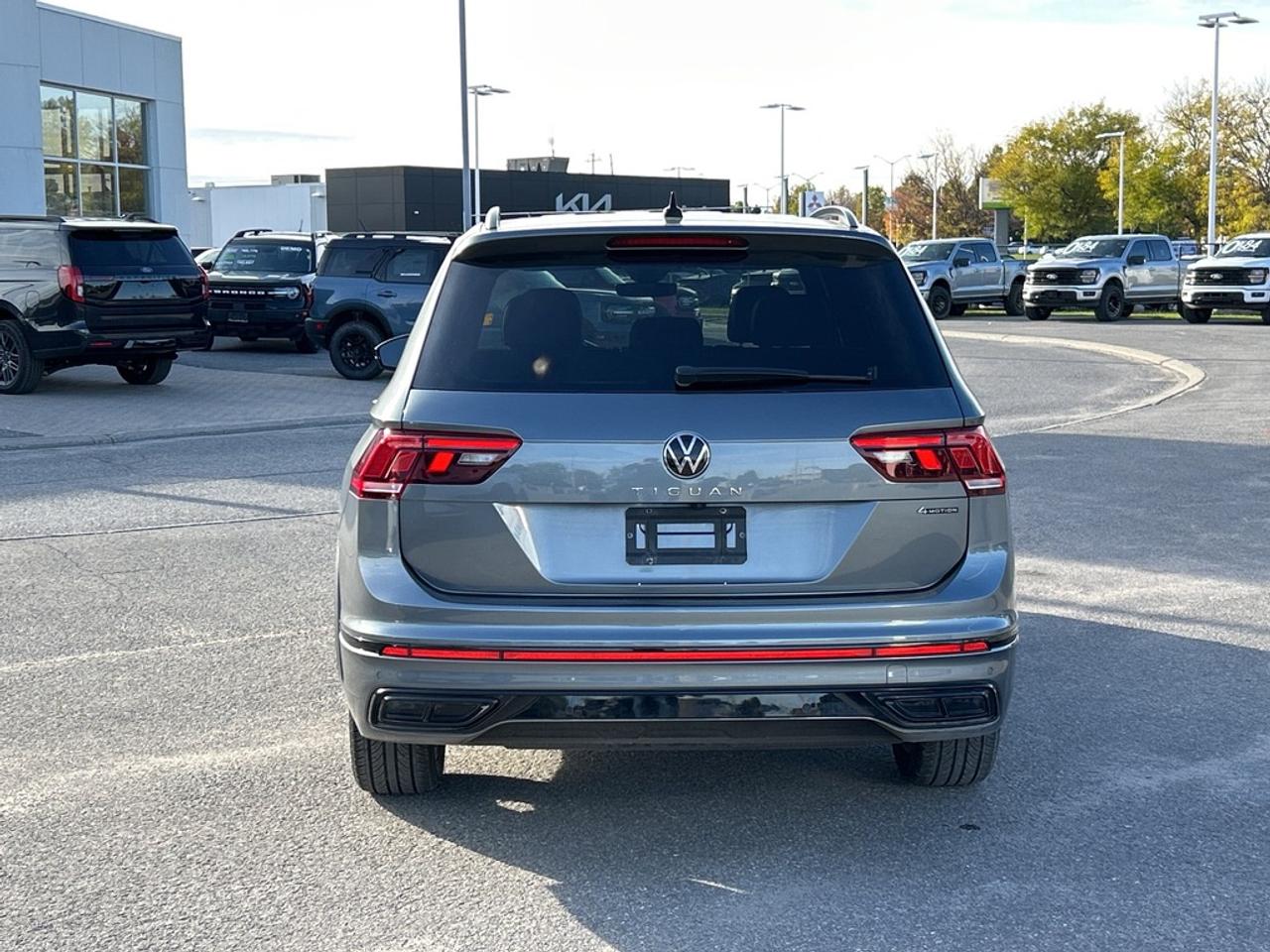 2022 Volkswagen Tiguan Comfortline R-Line Black Edition 4dr All-Wheel Drive 4MOTION Photo4