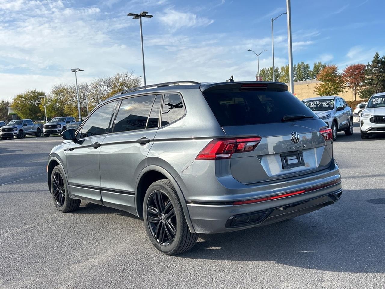 2022 Volkswagen Tiguan Comfortline R-Line Black Edition 4dr All-Wheel Drive 4MOTION Photo3