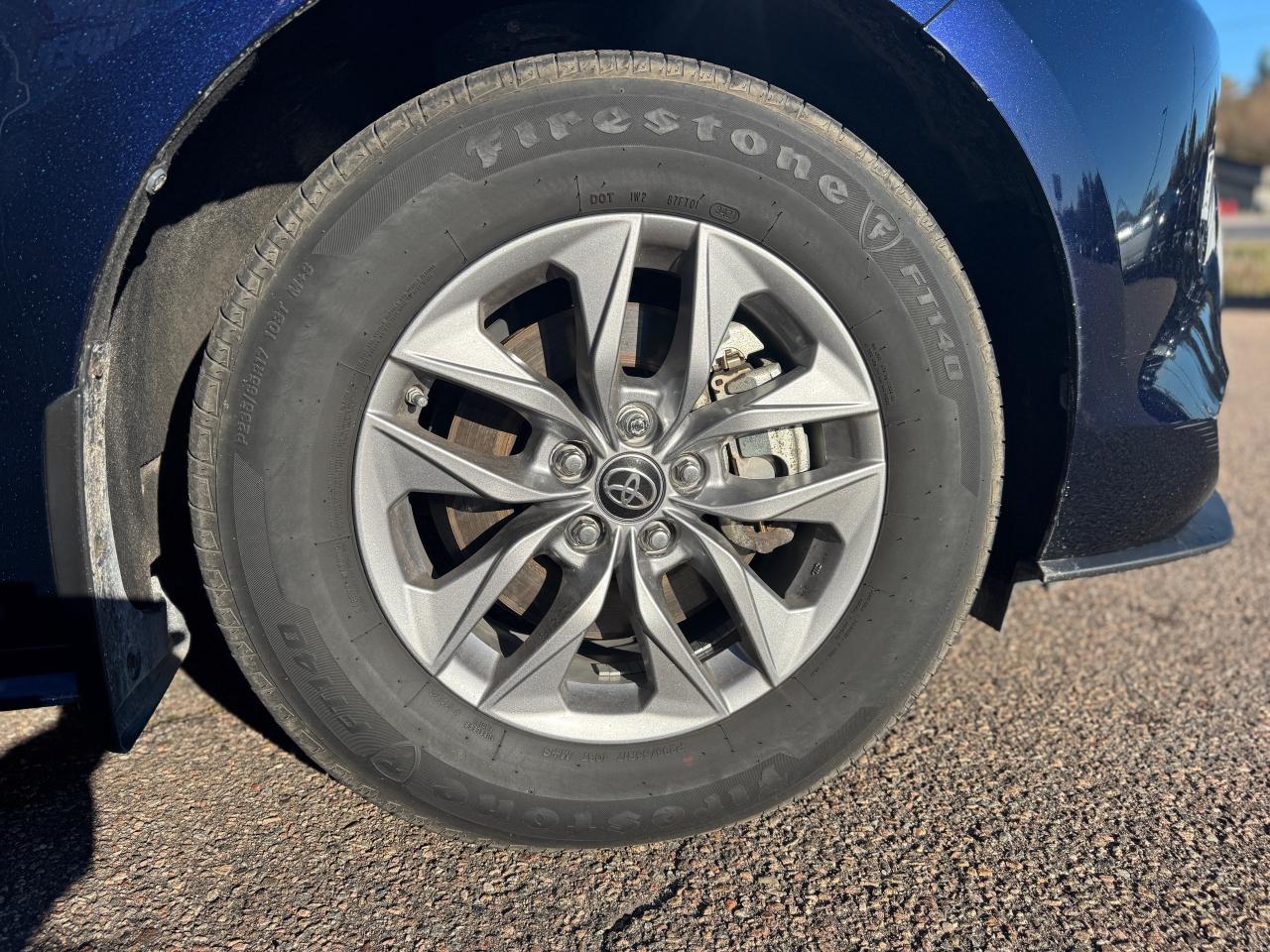 2022 Toyota Sienna XLE 8-Passenger 4dr Front-Wheel Drive Passenger Van Photo