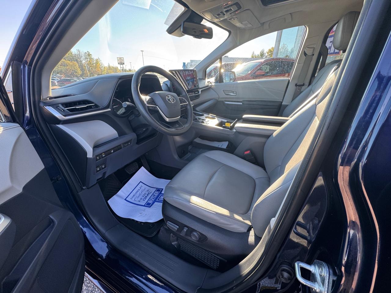 2022 Toyota Sienna XLE 8-Passenger 4dr Front-Wheel Drive Passenger Van Photo