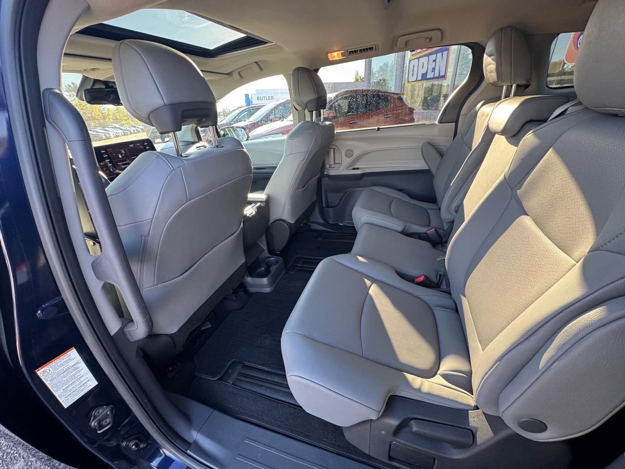 2022 Toyota Sienna XLE 8-Passenger 4dr Front-Wheel Drive Passenger Van Photo