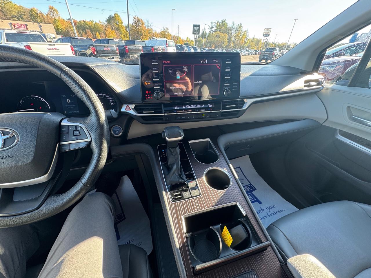 2022 Toyota Sienna XLE 8-Passenger 4dr Front-Wheel Drive Passenger Van Photo