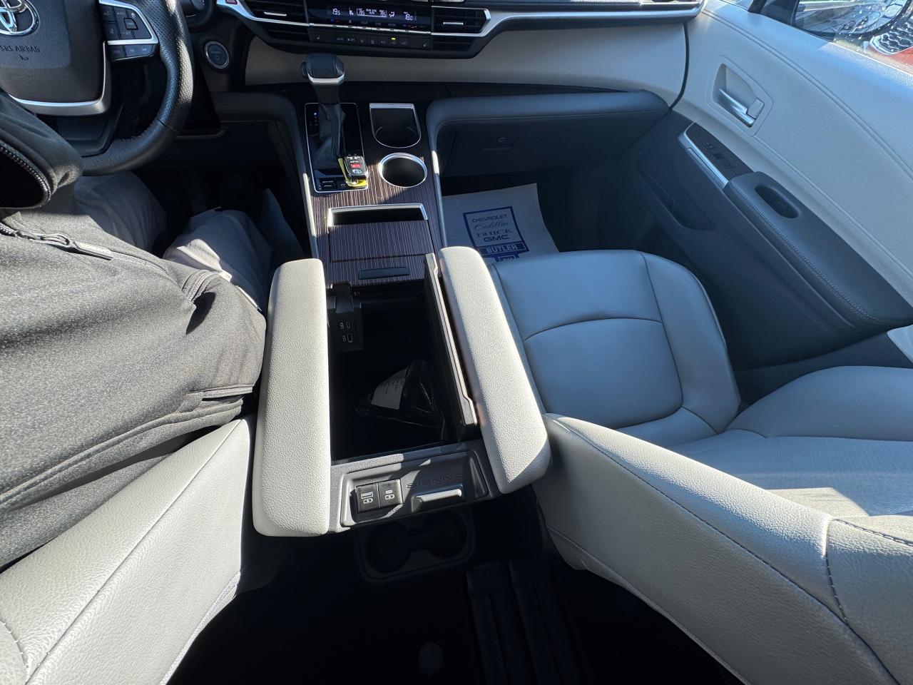 2022 Toyota Sienna XLE 8-Passenger 4dr Front-Wheel Drive Passenger Van Photo