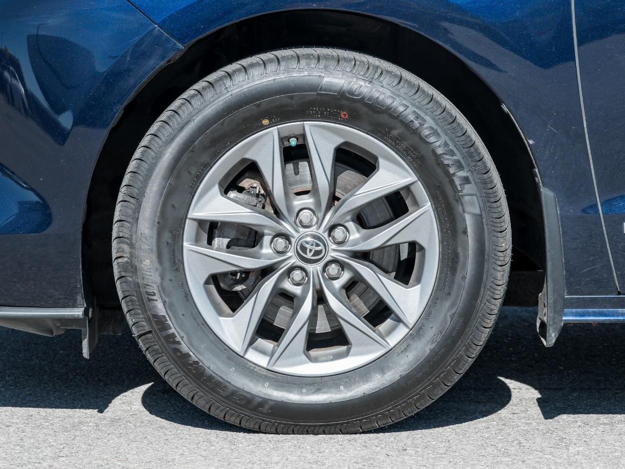 2021 Toyota Sienna XLE 7-Passenger 4dr All-Wheel Drive Passenger Van Photo3