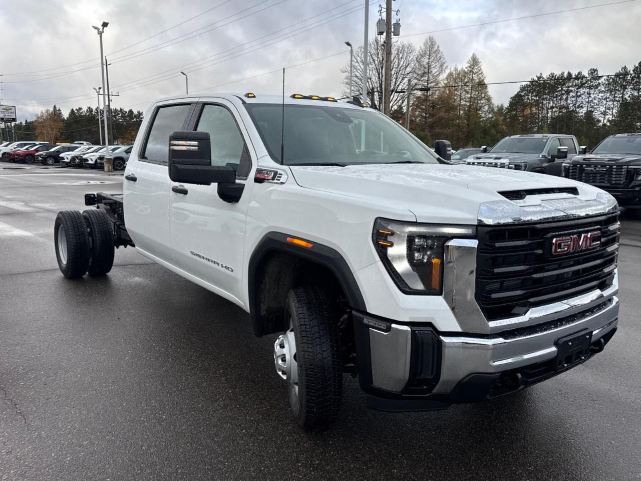 2026 GMC Sierra 3500HD CC 4WD Crew Cab 177" WB, 60" CA Pro Photo2