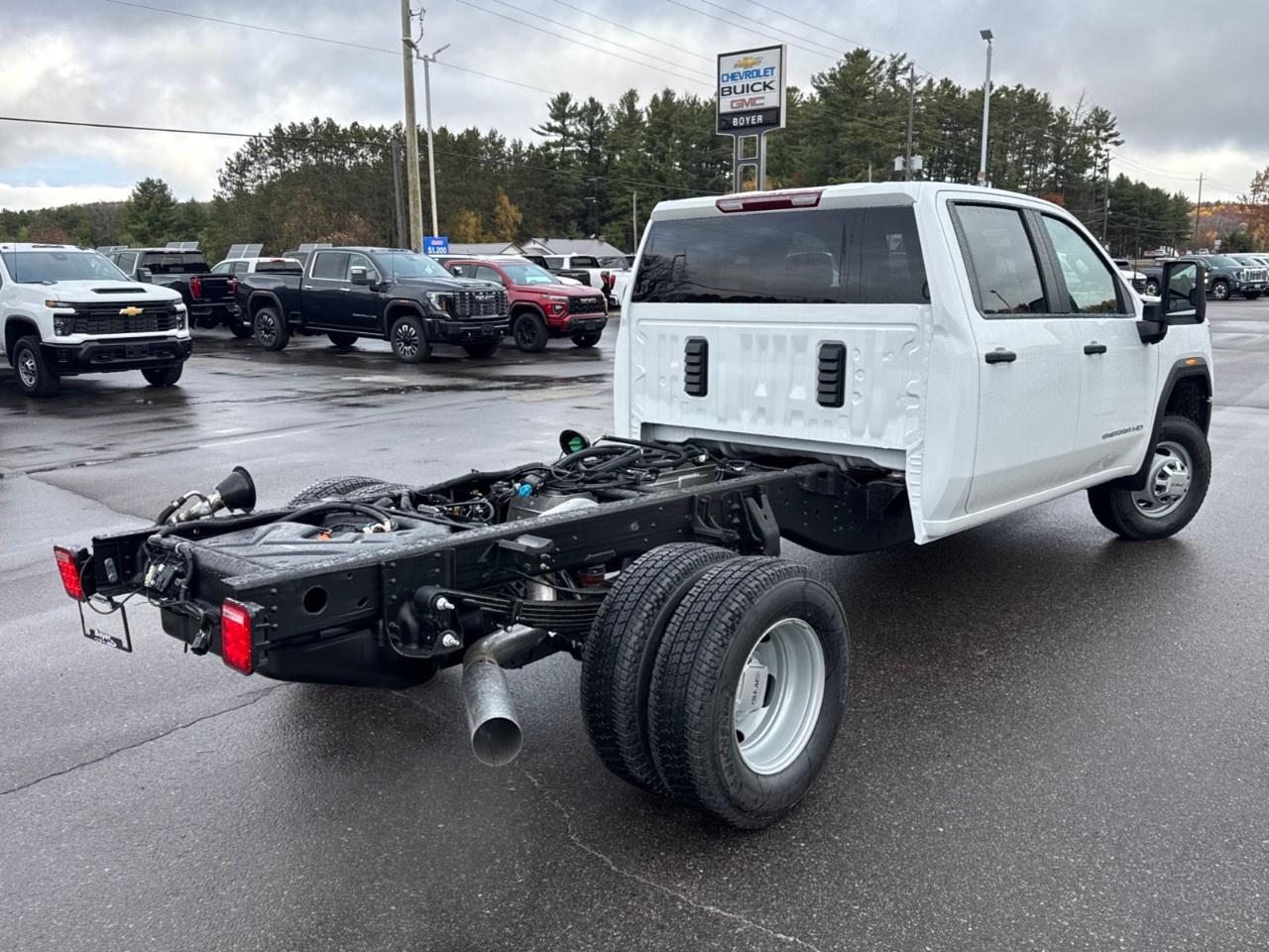 2026 GMC Sierra 3500HD CC 4WD Crew Cab 177" WB, 60" CA Pro Photo4