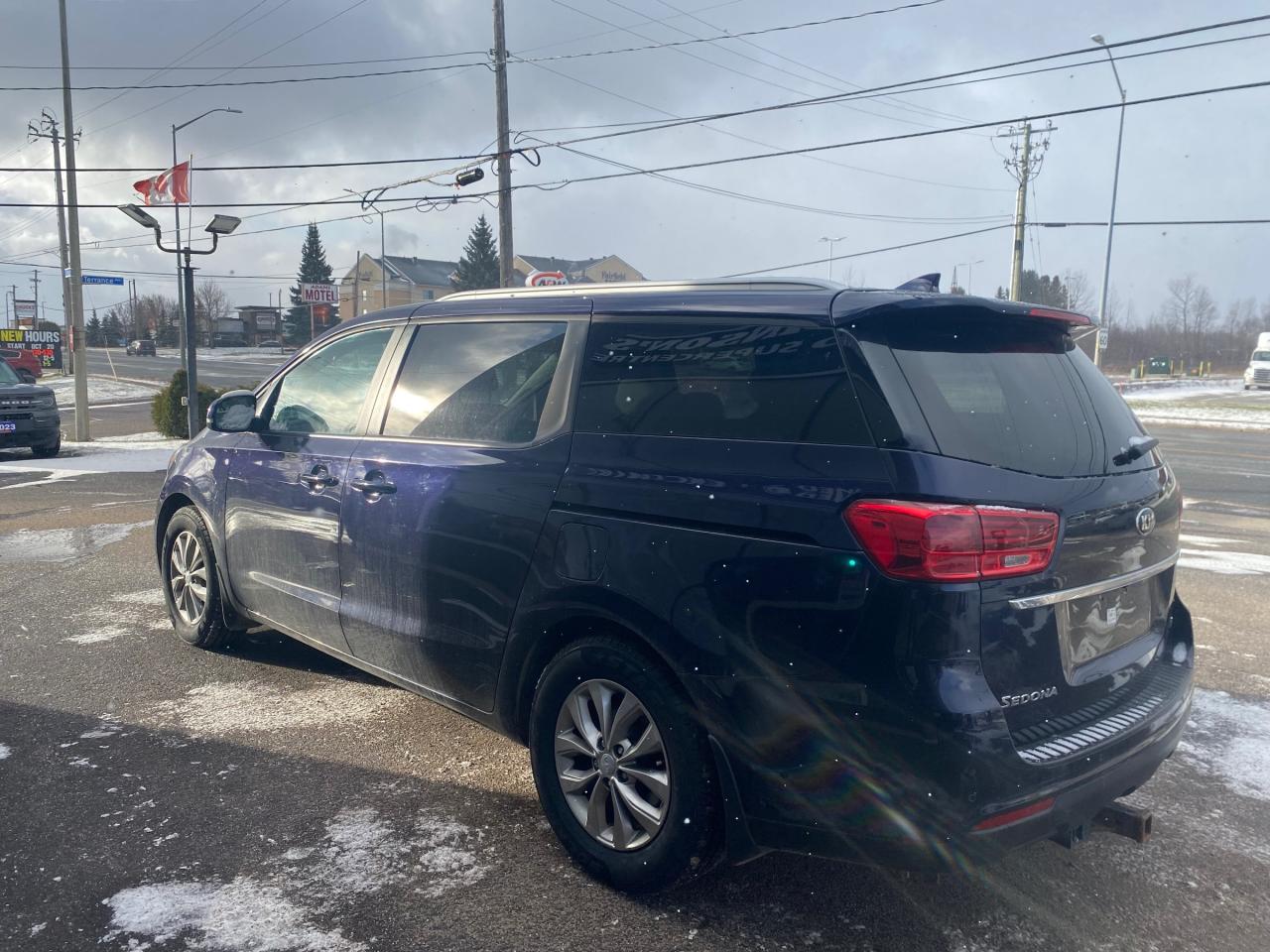 2020 Kia Sedona LX Passenger Van Photo4