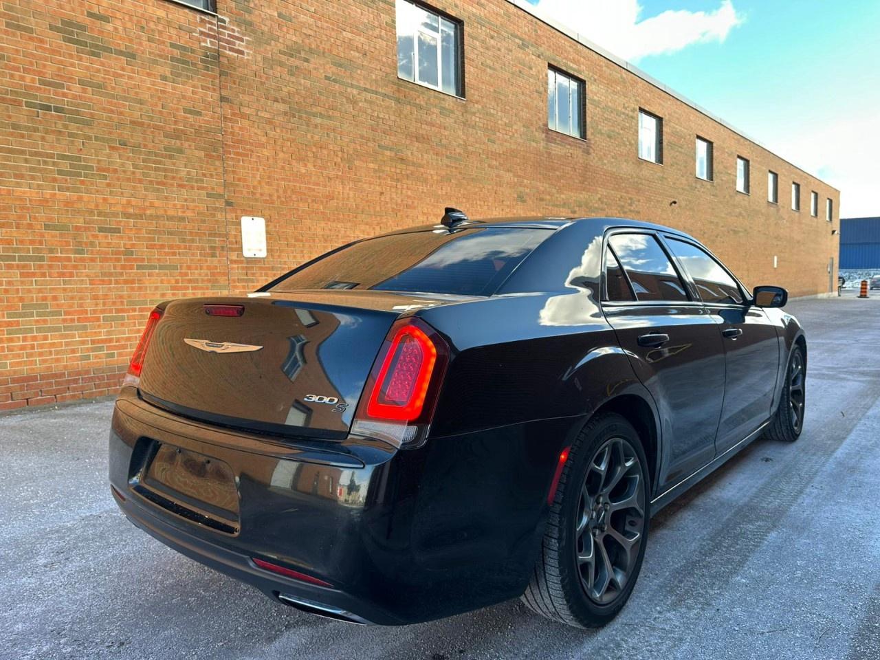 2018 Chrysler 300 300S RWD Photo4