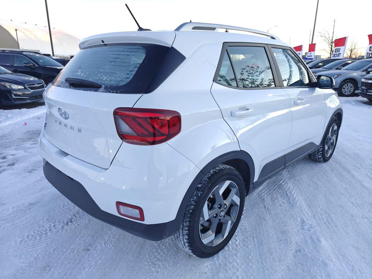 2024 Hyundai Venue Ultimate w/Black Interior 4dr Front-Wheel Drive Photo4