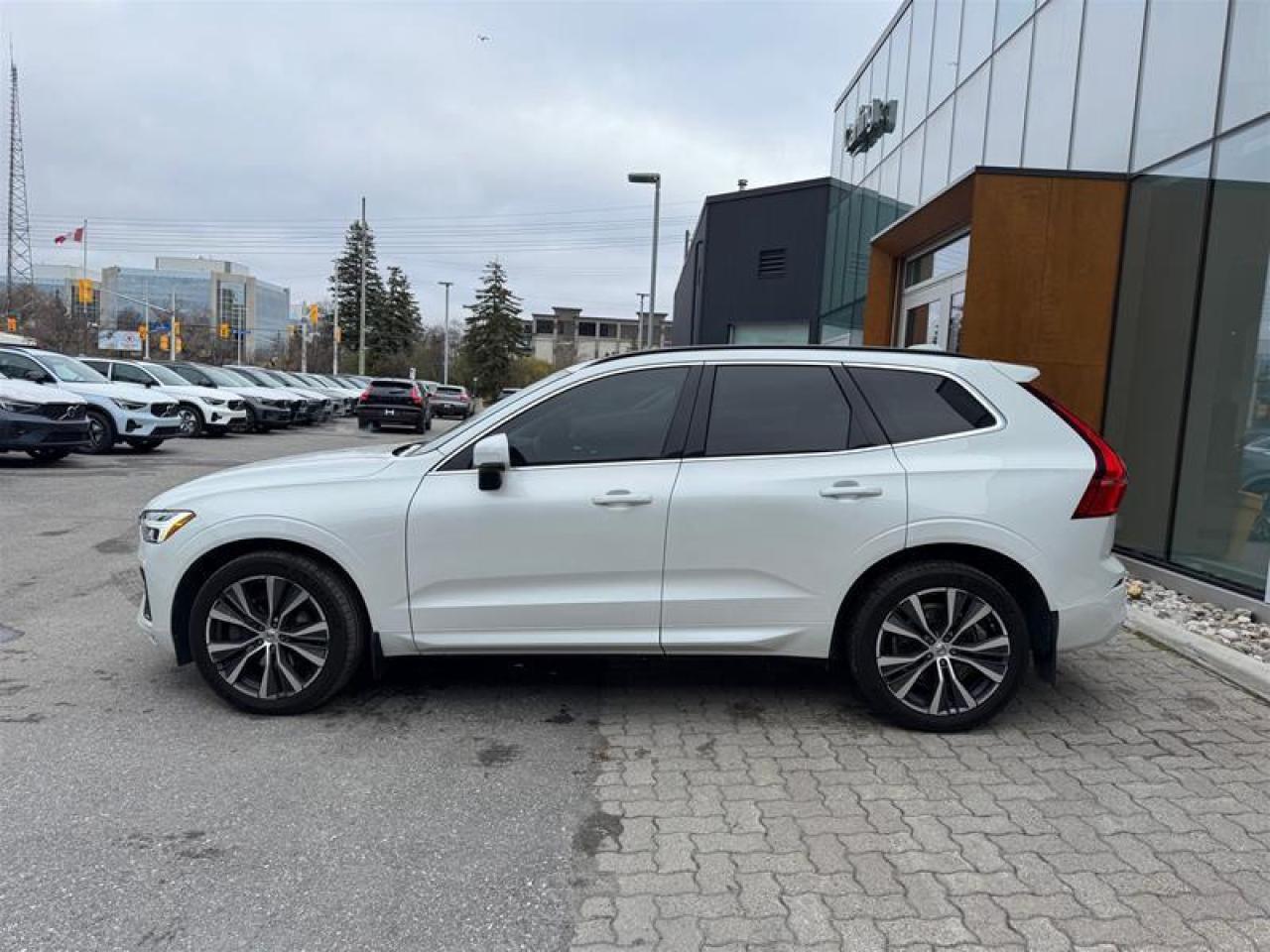 2022 Volvo XC60 B6 AWD Momentum Photo