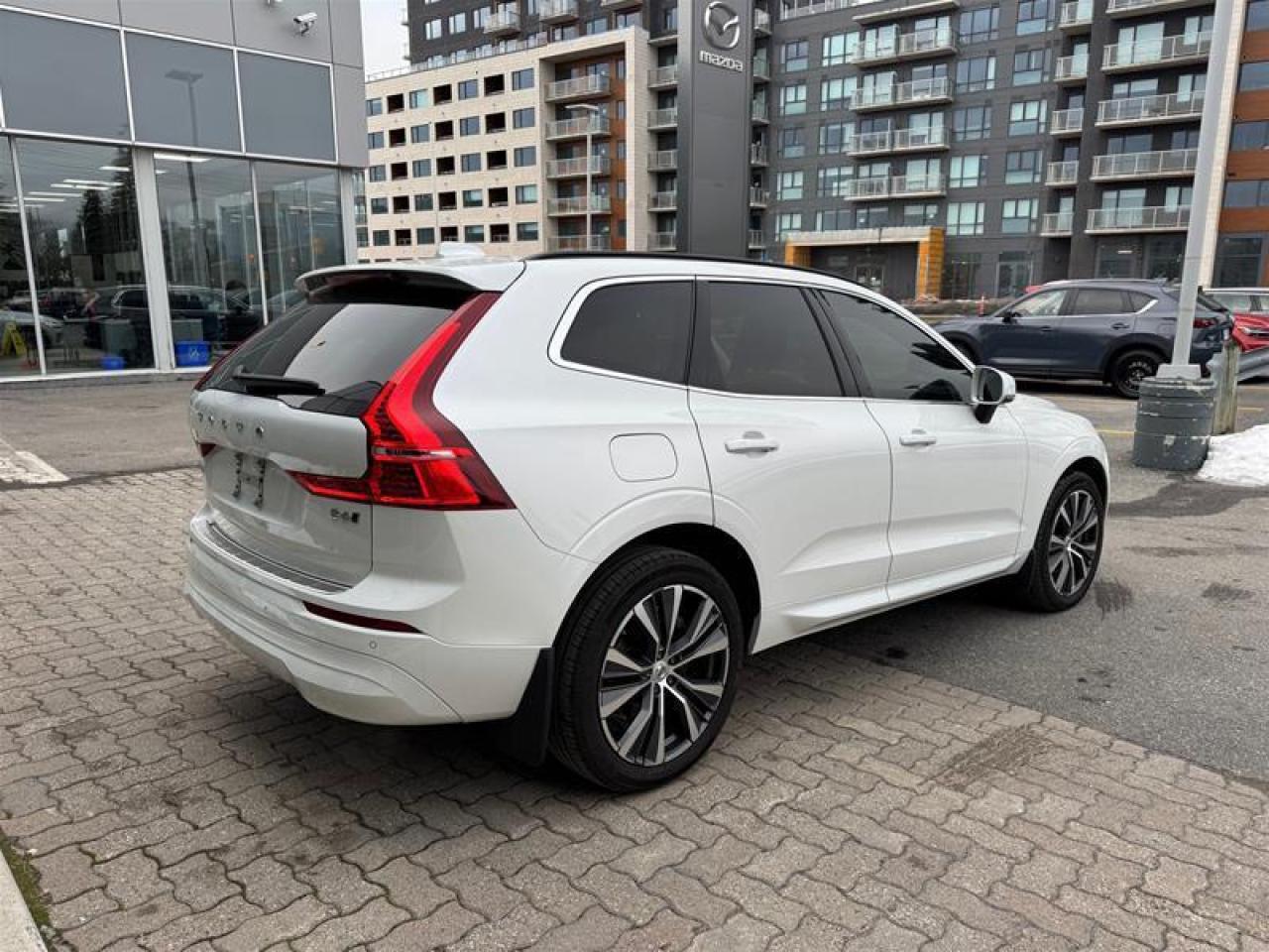 2022 Volvo XC60 B6 AWD Momentum Photo2