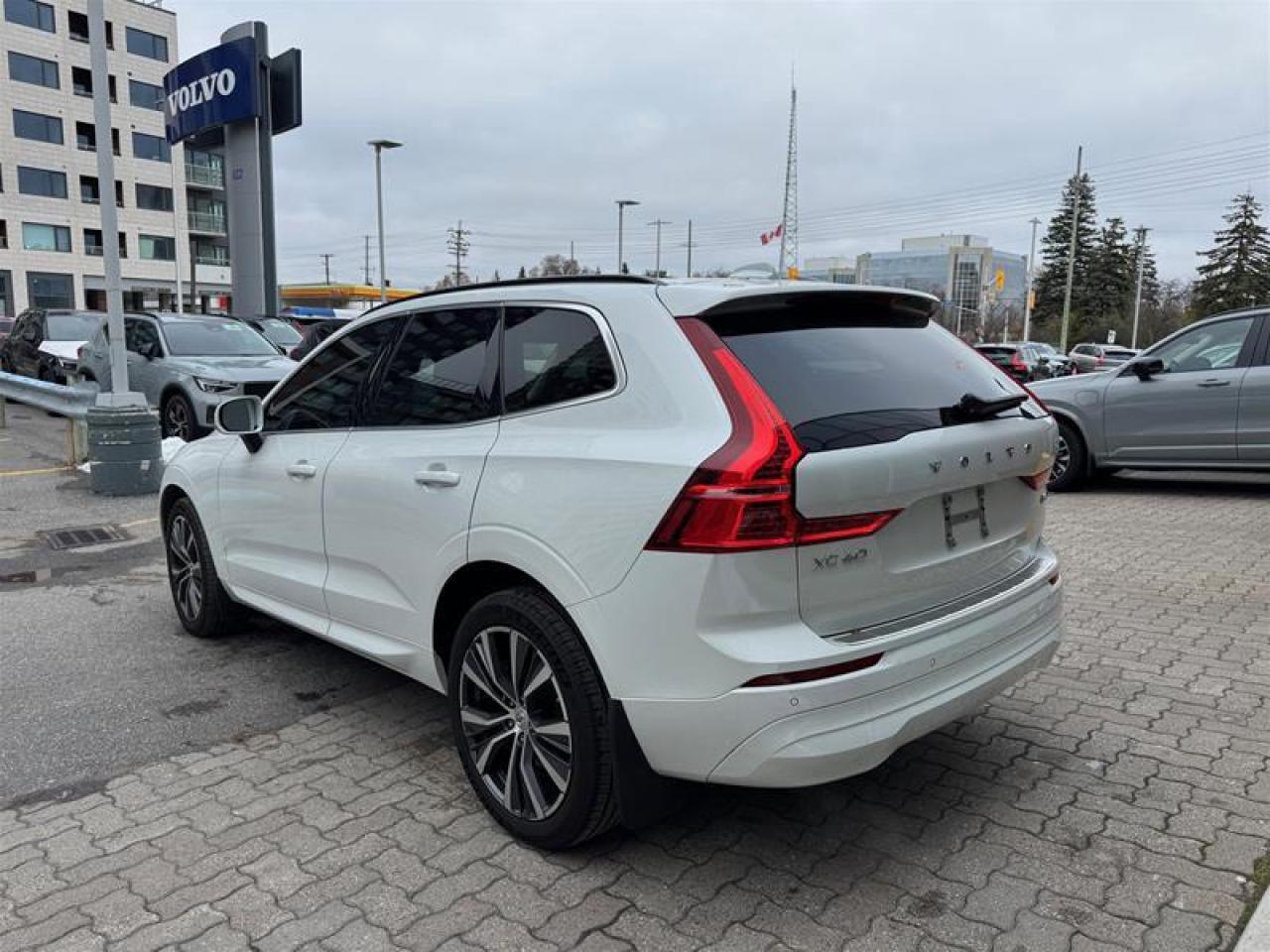 2022 Volvo XC60 B6 AWD Momentum Photo3