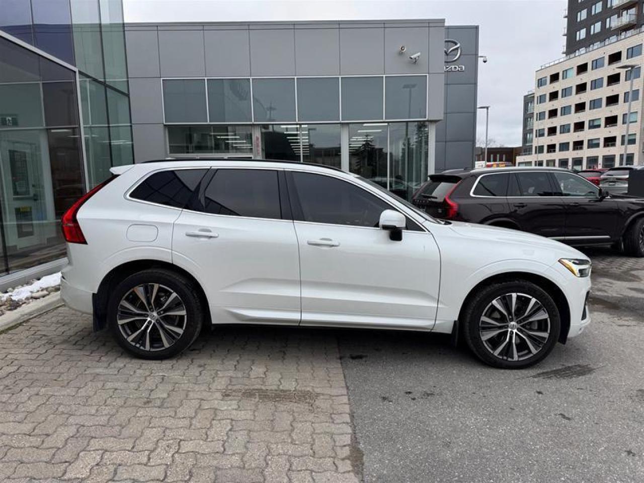 2022 Volvo XC60 B6 AWD Momentum Photo