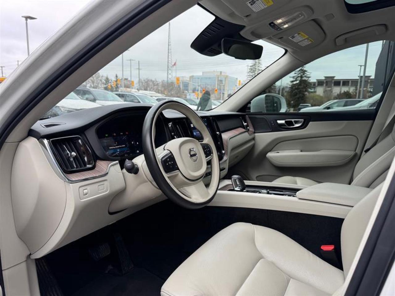 2022 Volvo XC60 B6 AWD Momentum Photo