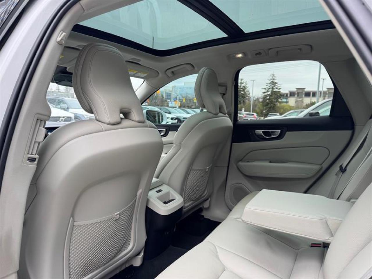 2022 Volvo XC60 B6 AWD Momentum Photo