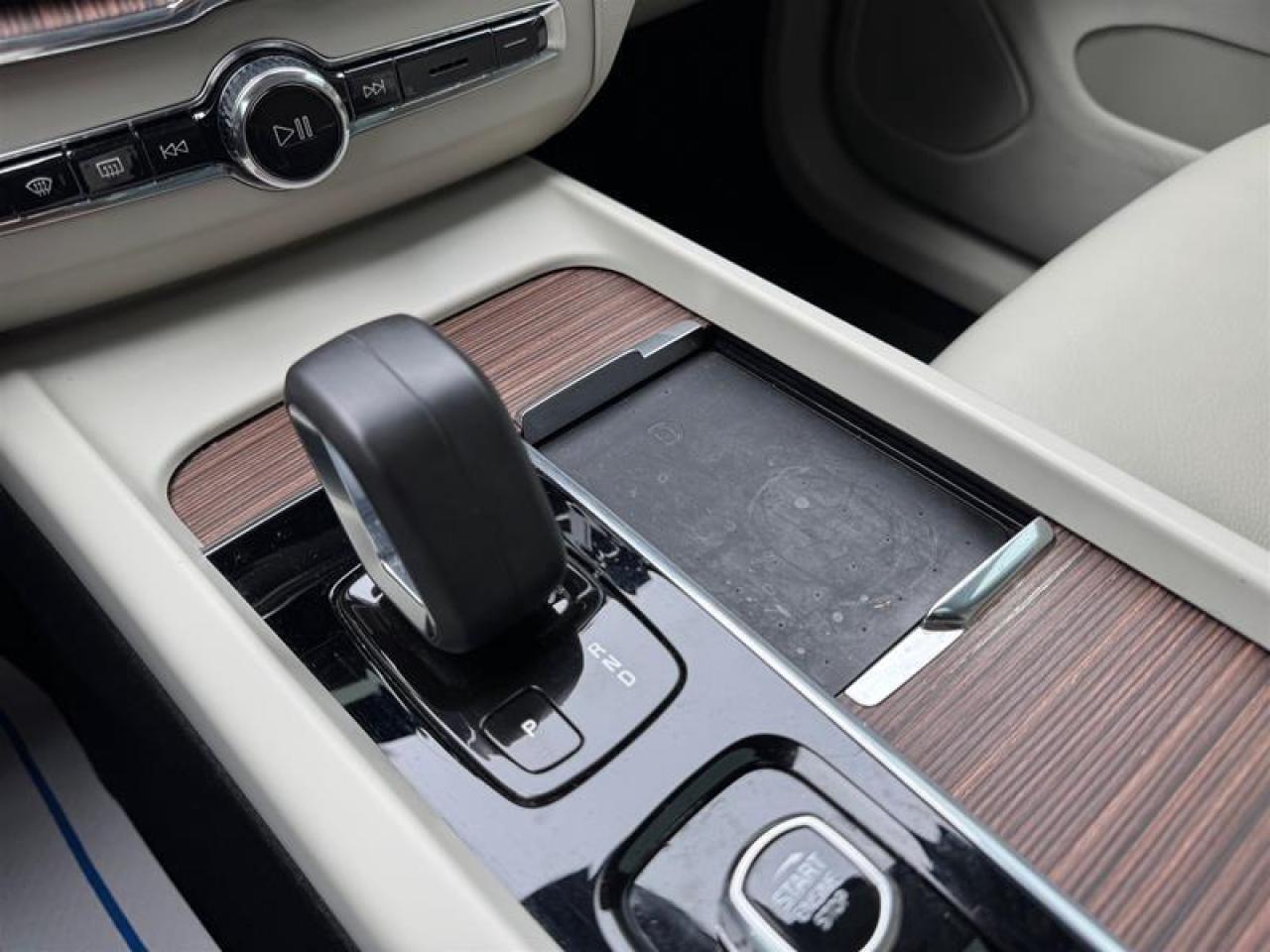 2022 Volvo XC60 B6 AWD Momentum Photo