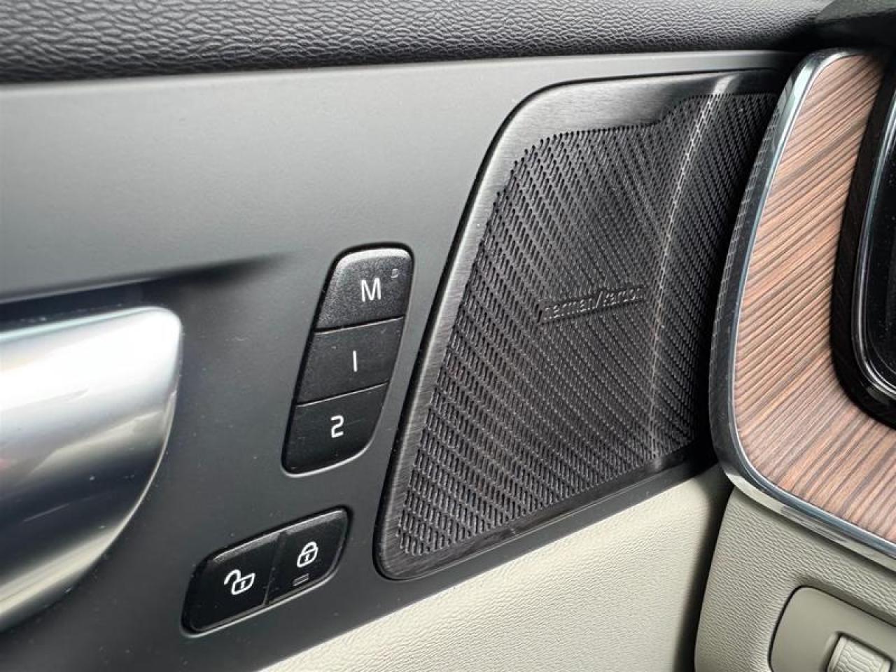 2022 Volvo XC60 B6 AWD Momentum Photo