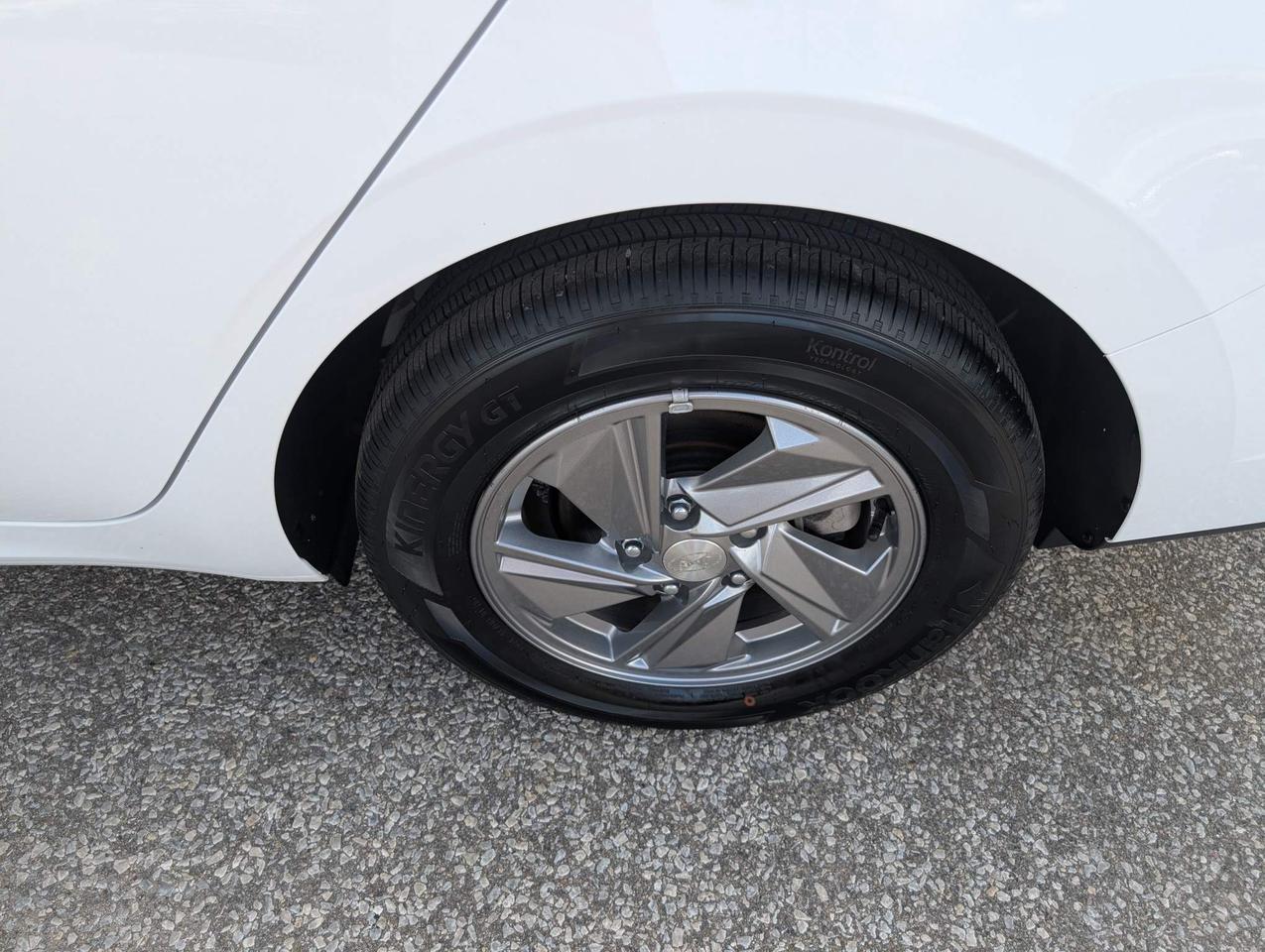 2024 Hyundai Elantra ESSENTIAL 4DR SEDAN Photo