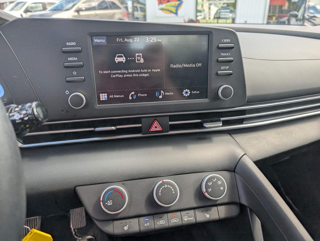 2024 Hyundai Elantra ESSENTIAL 4DR SEDAN Photo