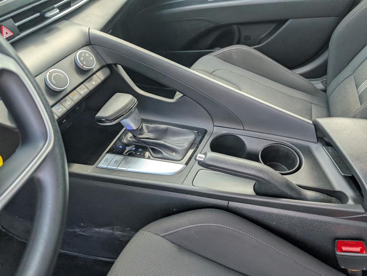 2024 Hyundai Elantra ESSENTIAL 4DR SEDAN Photo