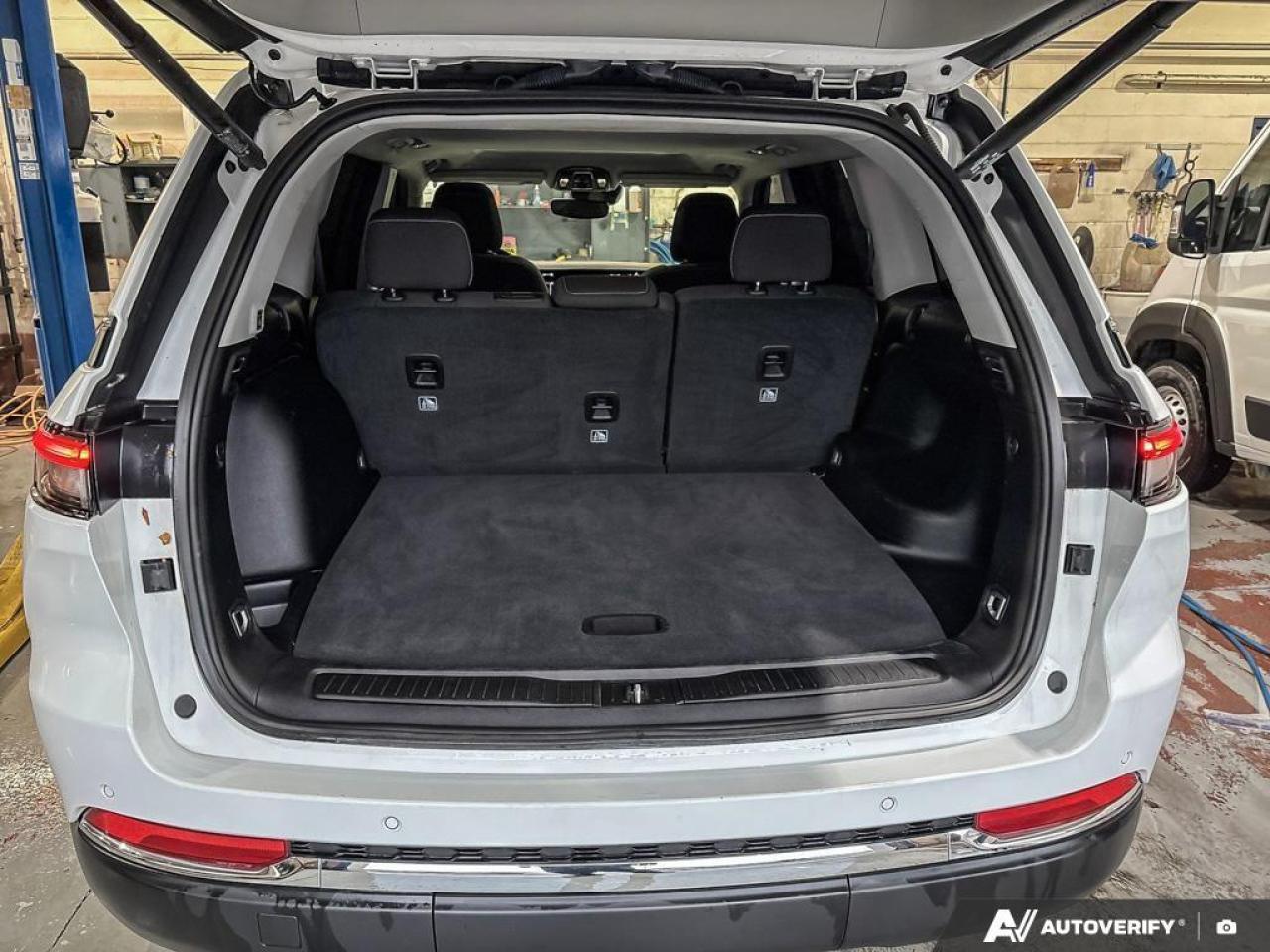 2023 Jeep Grand Cherokee Laredo 4dr 4x4 Photo