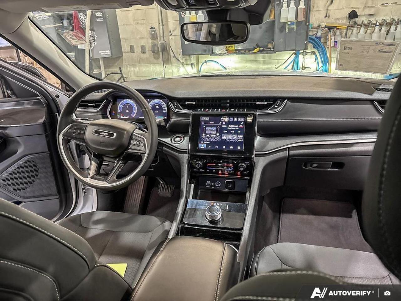 2023 Jeep Grand Cherokee Laredo 4dr 4x4 Photo