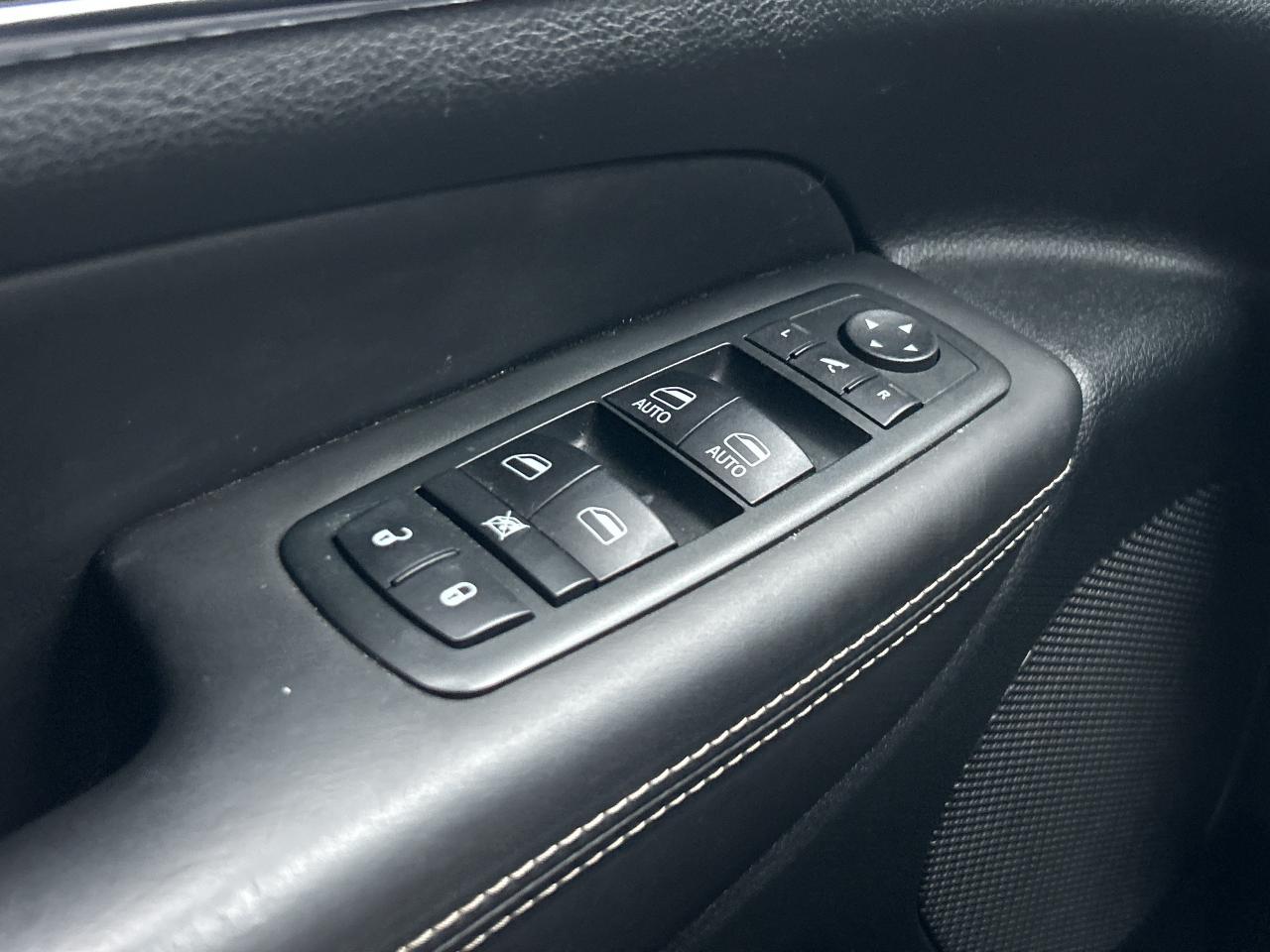 2014 Jeep Grand Cherokee Overland  ** THE  CAT'S  MEOW ! ** Photo