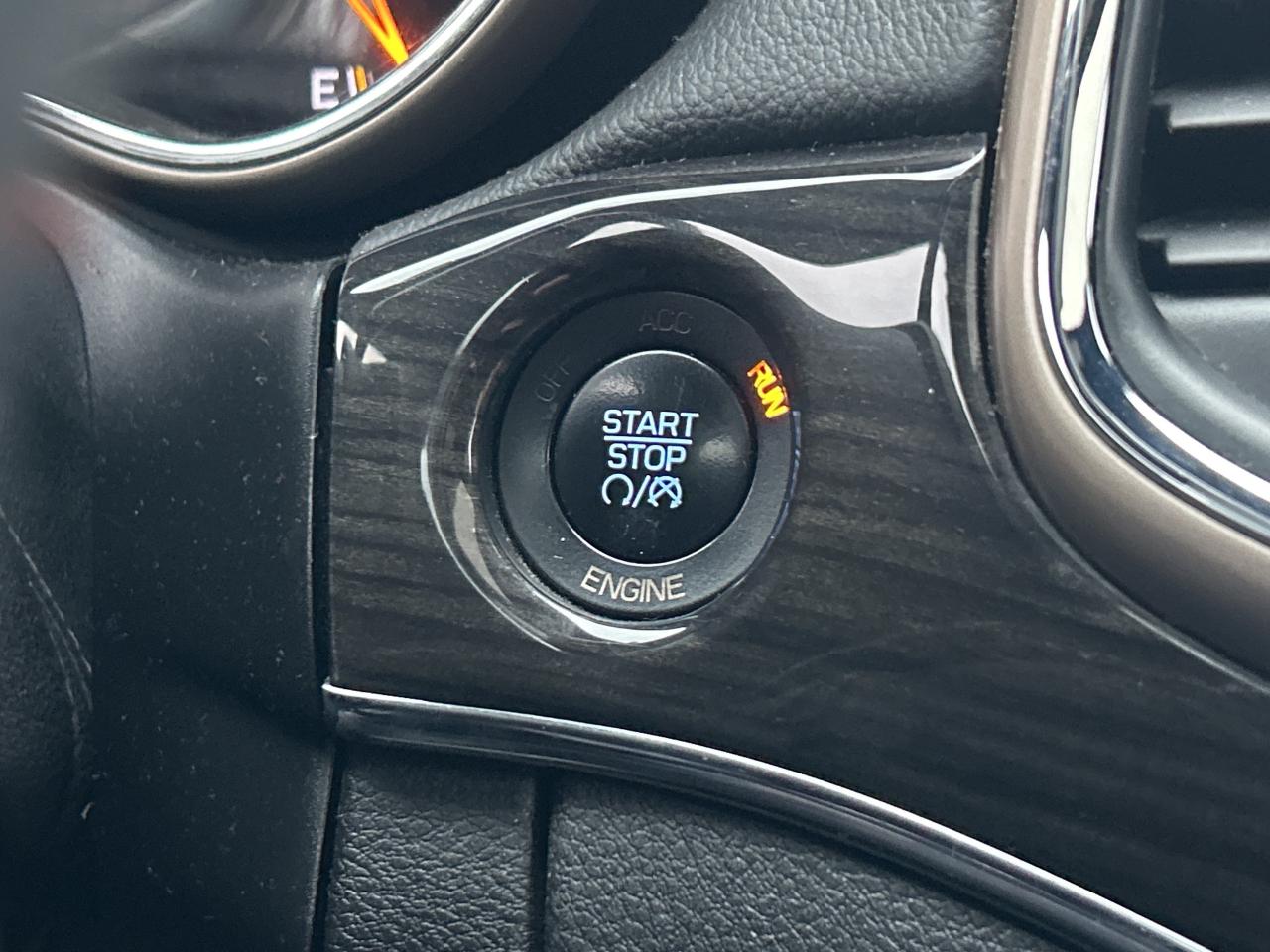 2014 Jeep Grand Cherokee Overland  ** THE  CAT'S  MEOW ! ** Photo