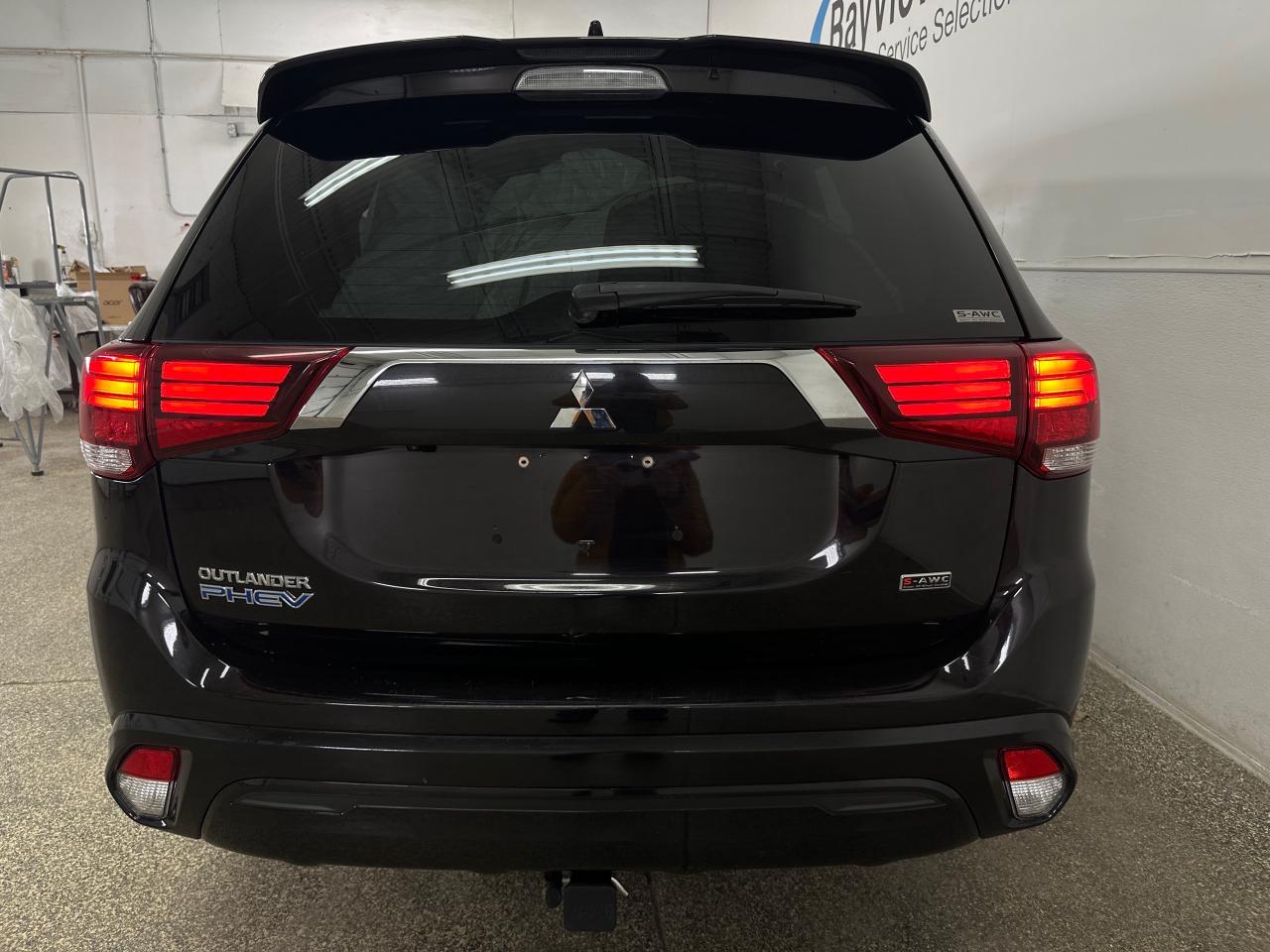 2022 Mitsubishi Outlander Plug-In Hybrid Black Edition 4dr S-AWC Photo